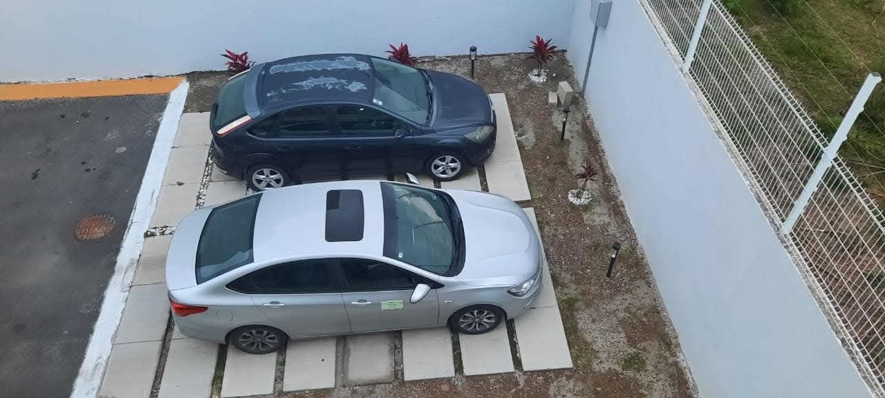 Estacionamiento con áreas verdes